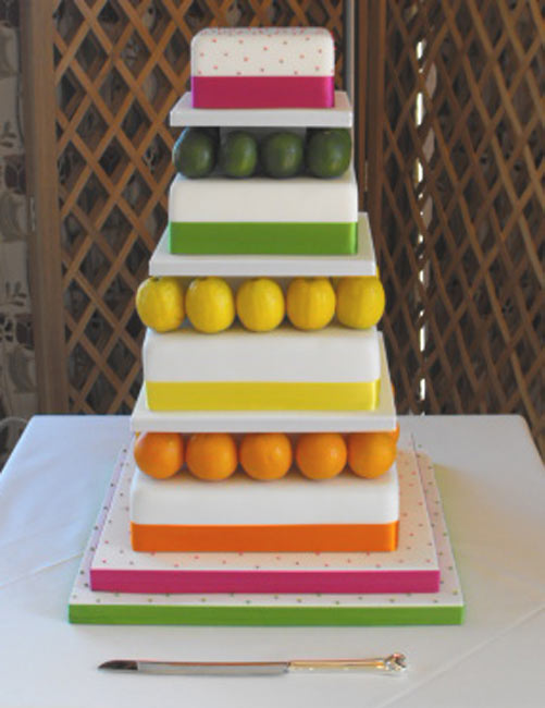 voćna mladenačka torta u duginim bojama
