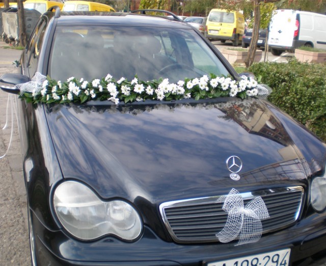 dekoracija za mladenački auto