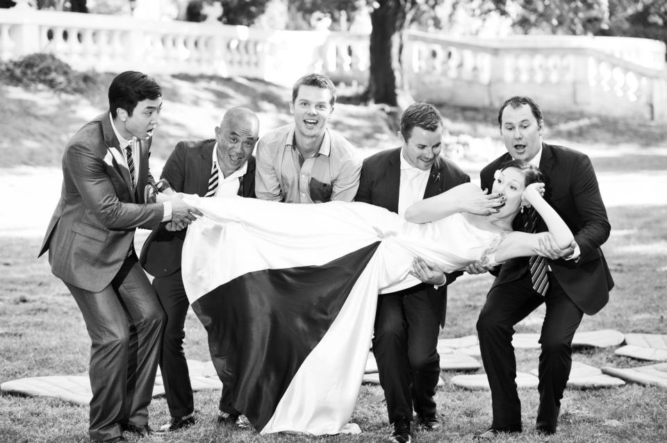 vesela fotografija sa venčanja