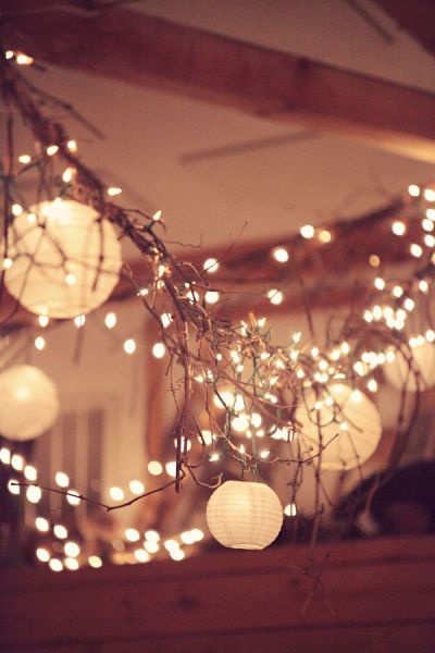 dekoracija lampionima u kombinaciji sa novogodišnjim svećicama