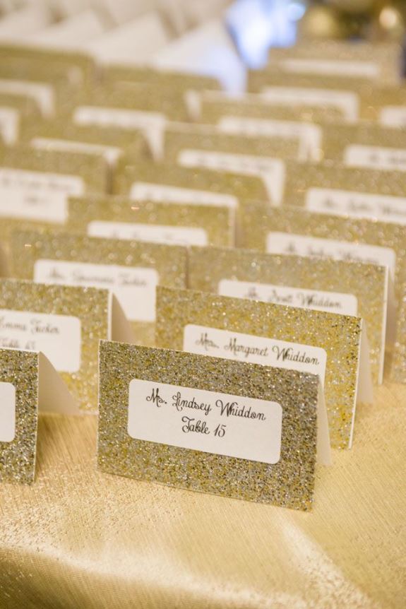zlatne kartice sa imenima gostiju